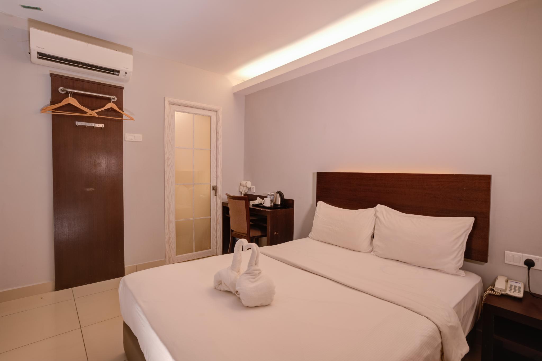 Deluxe, Twin Beds, No Window