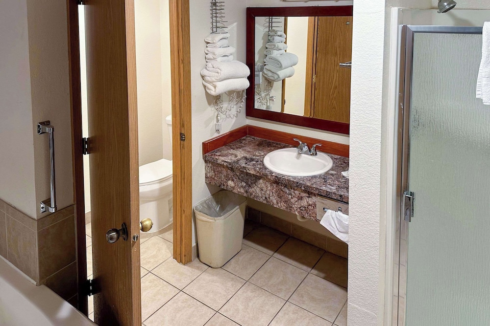 Econo Lodge Edmonds North Seattle, WA 36/39