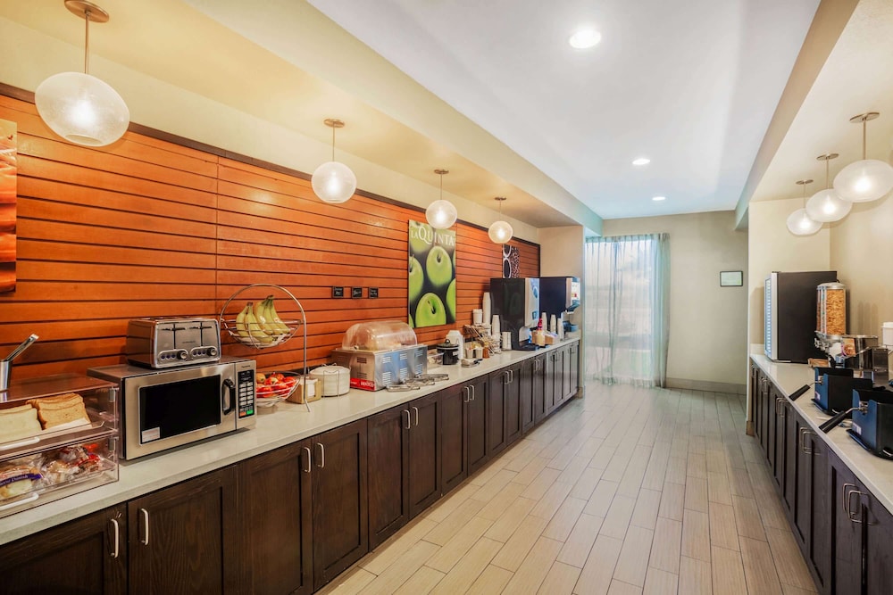 La Quinta Inn Suites Beeville 33/40