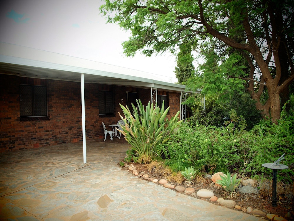 Capon Cottage 28/32