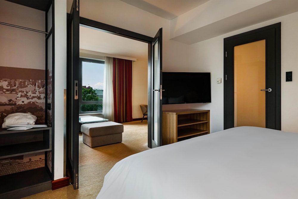1 Bedroom, Suite, King Bed, Old Town View