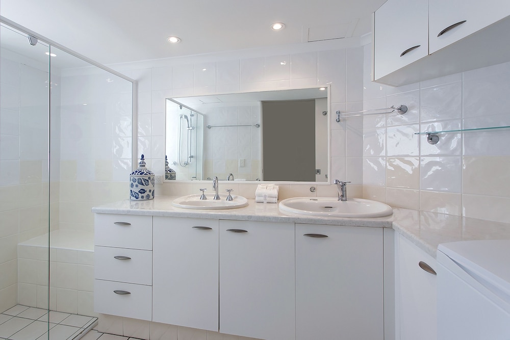 NOOSA SHORES RESORT 18/70