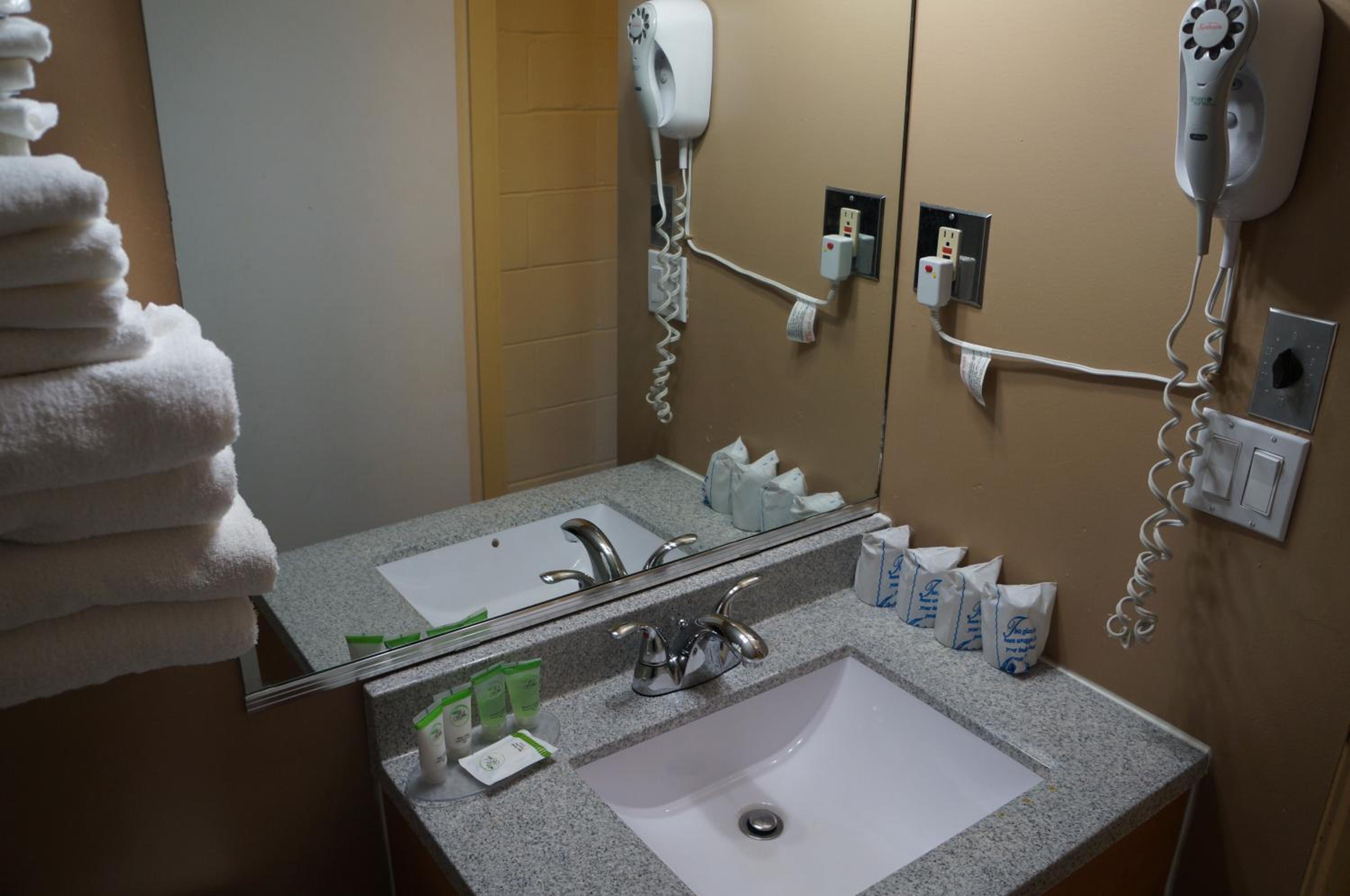 غرفة بسرير كوين، Westward Inn Suites 6/7