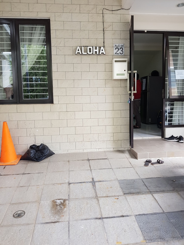 Aloha Guest House - 1 Male Only by ZUZU 9/15