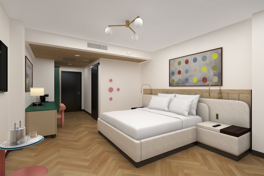ROOM, QUEEN BED, POOL VIEW