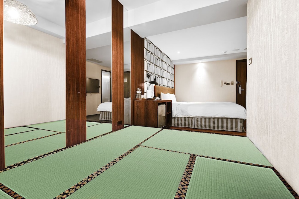 Lan Kwai Fong Garden Hotel 18/66