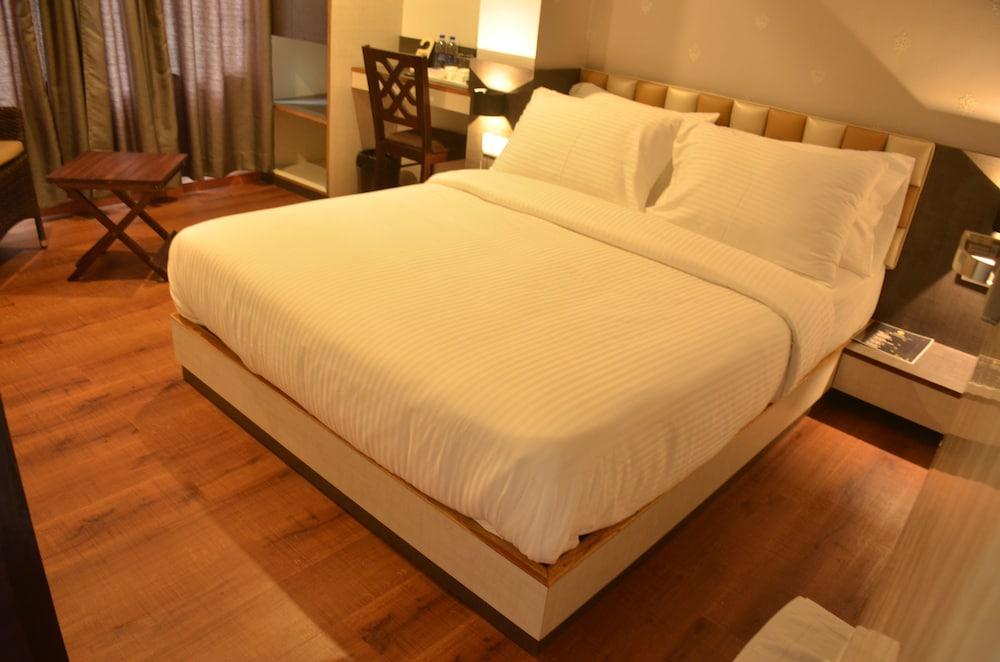 Hotel Aura 7/23