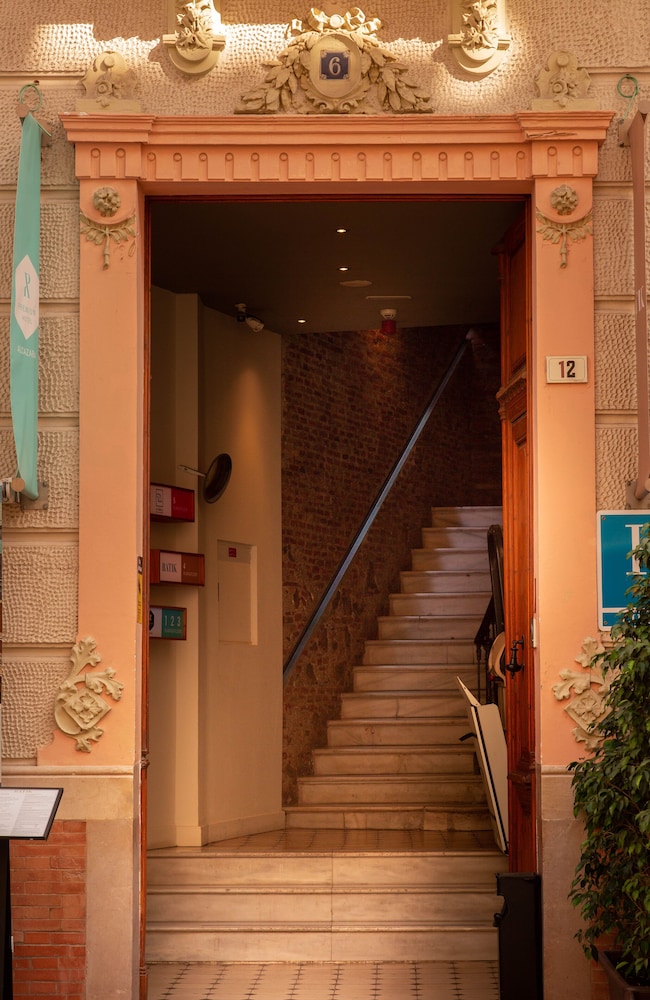 Alcazaba Premium Hostel 5/50