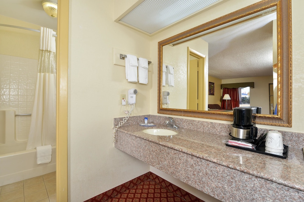Americas Best Value Inn Brookhaven 13/24
