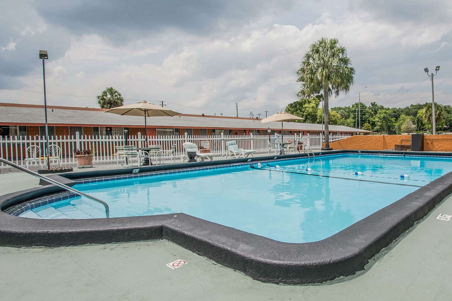 Rodeway Inn & Suites Winter Haven Chain of Lakes 21/35