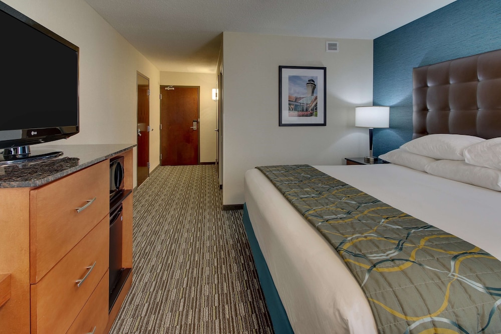 غرفة بسرير كينج، Pear Tree Inn St Louis Airport 2/8