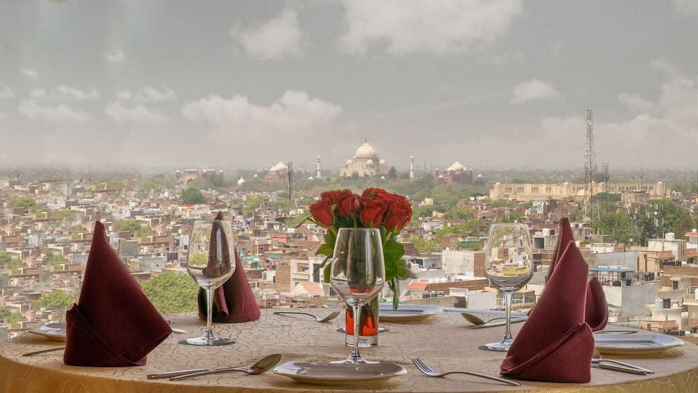 Radisson Hotel Agra 63/68