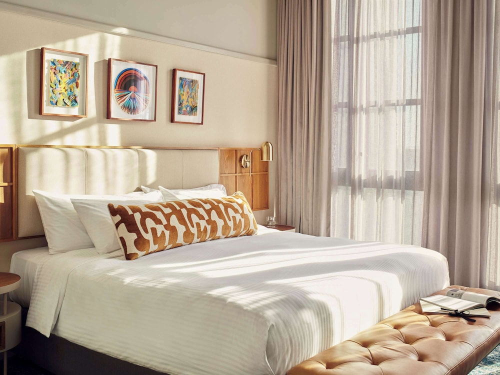 GENERAL ADMISSION, KING BED