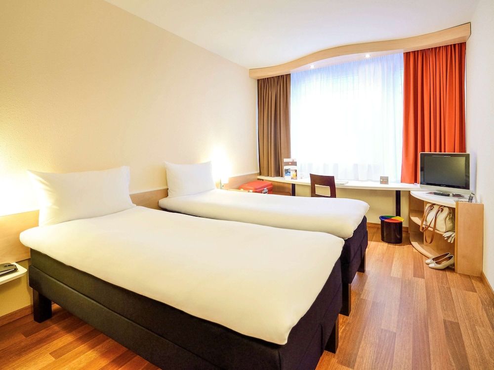 ROOM, TWIN BEDS