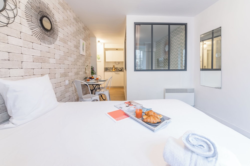 APARTMENT, 1 DOUBLE AND 1 SINGLE BED