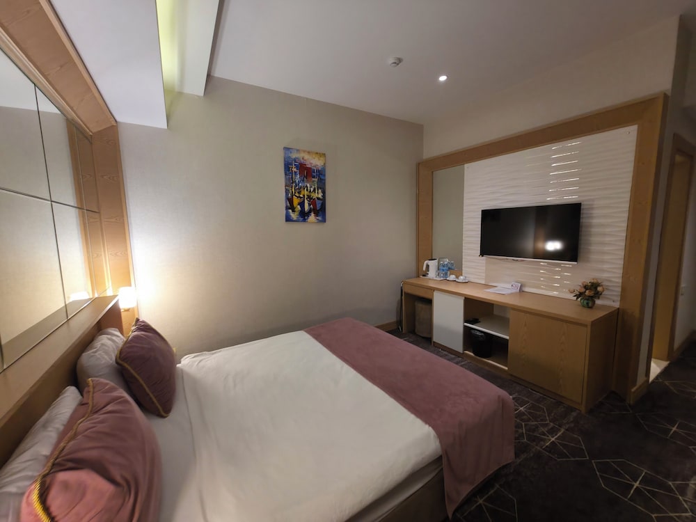 DELUXE, DOUBLE BED