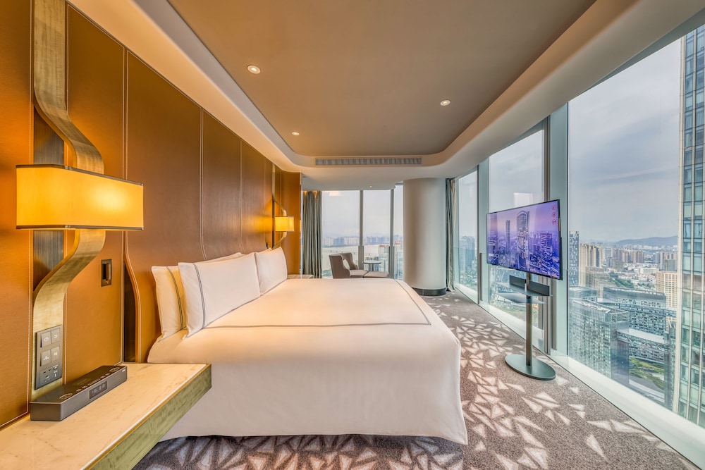 CONRAD, SUITE, KING BED