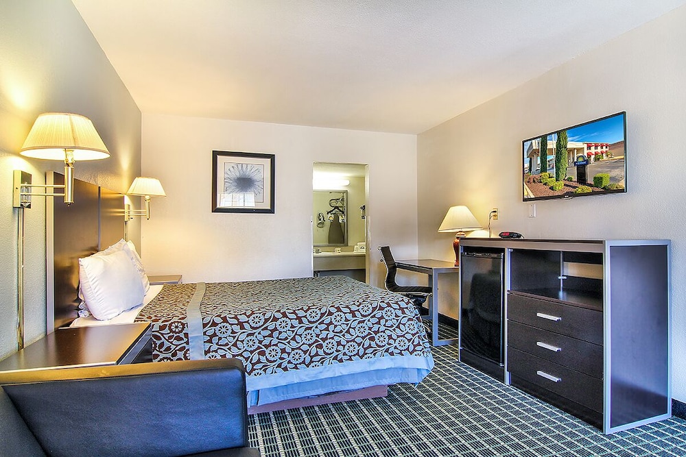 Days Inn by Wyndham Market Center Dallas Love Field 14/27