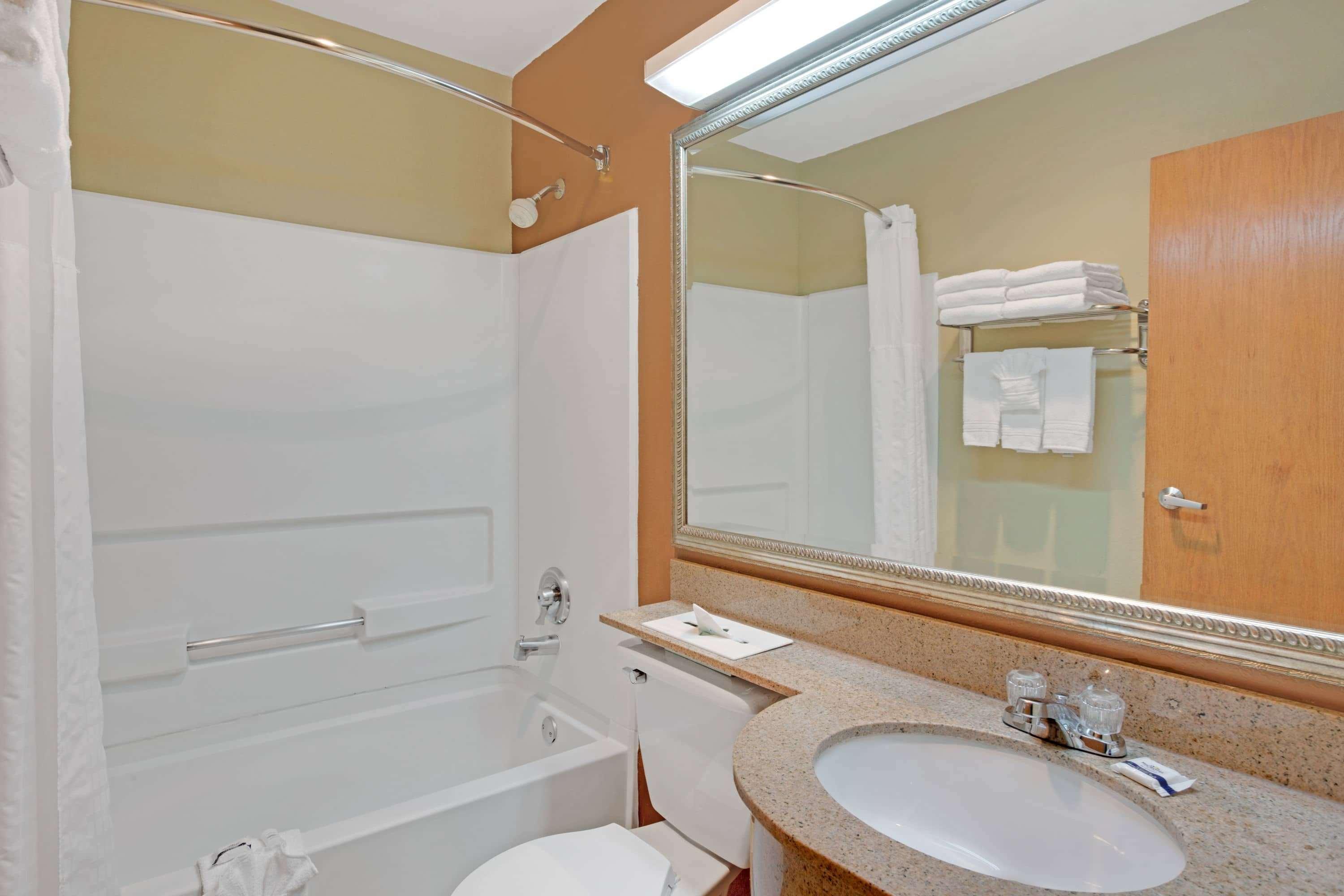 Microtel Inn and Suites by Wyndham Charlotte University Place 24/25