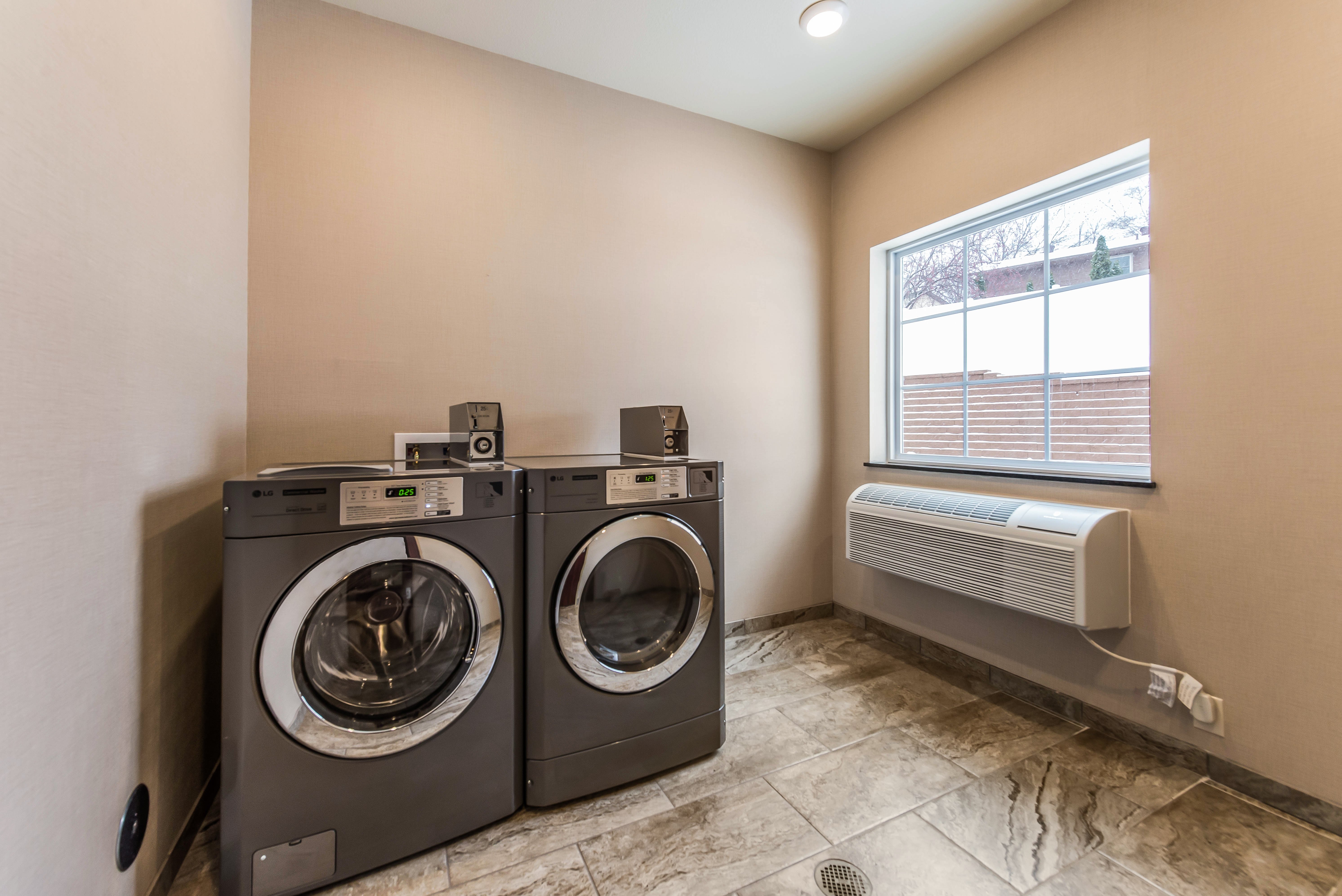 Cobblestone Hotel & Suites - Hutchinson 11/25