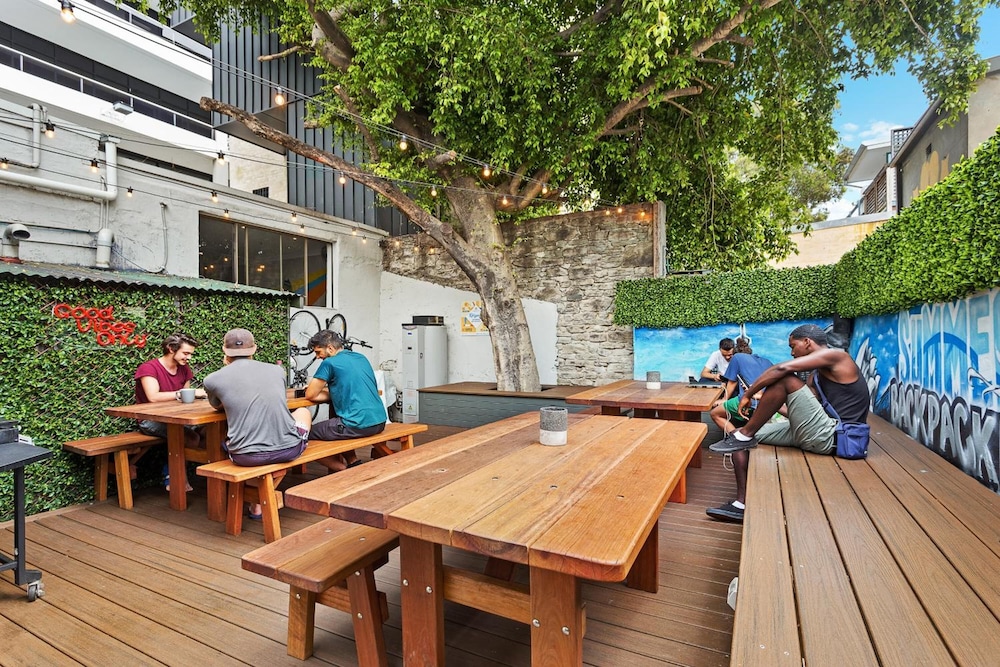 Summer House Backpackers 17/28