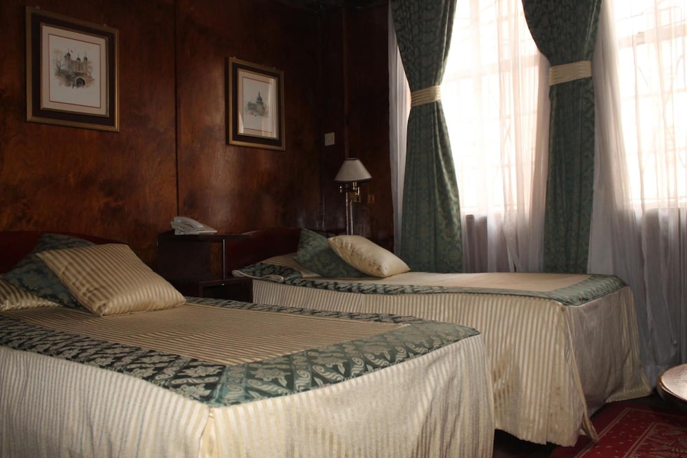 OAKWOOD HOTEL 18/53