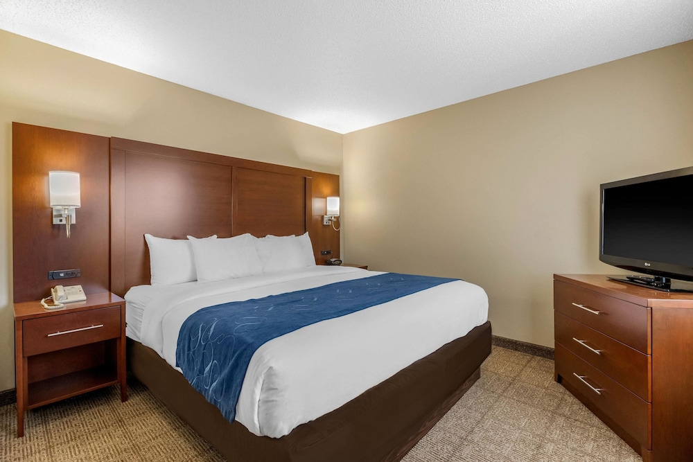 Comfort Suites Cedar Falls Industrial Park 12/34