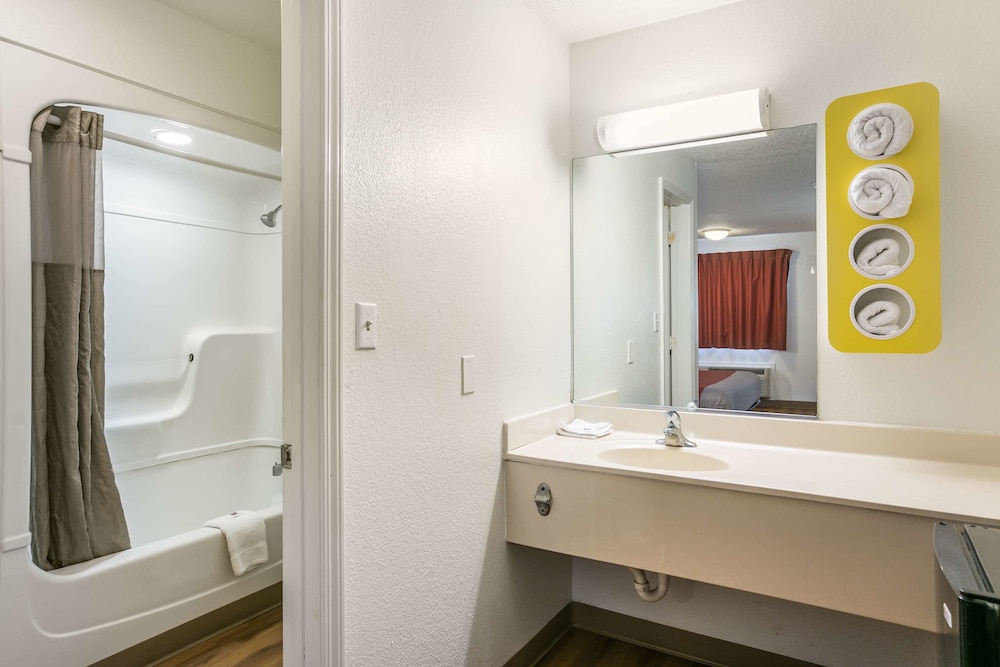 Motel6 Dothan, AL 34/36