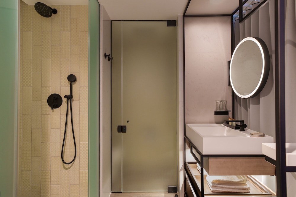 Renaissance New York Flushing Hotel at Tangram 41/44