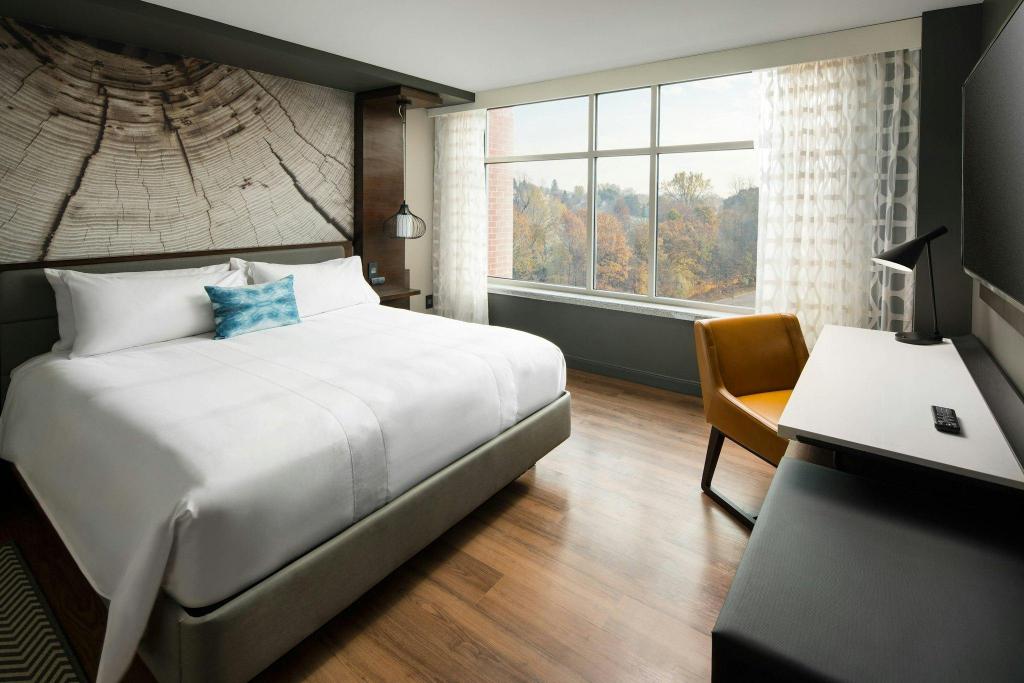 جناح بسرير كينج بغرفة نوم واحدة مع أريكة