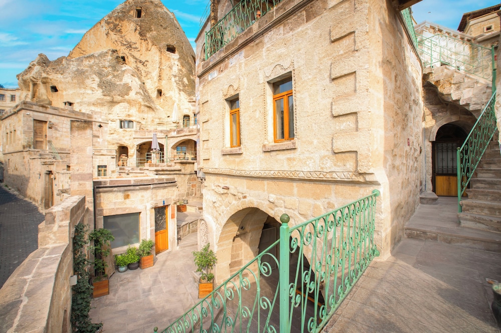 Terra Cave Hotel 3/50