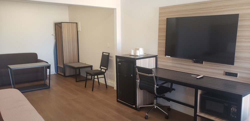Regency Inn Suites Downey 33/40