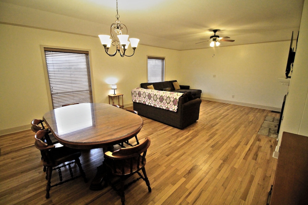 Peach Tree Inn & Suites 48/67
