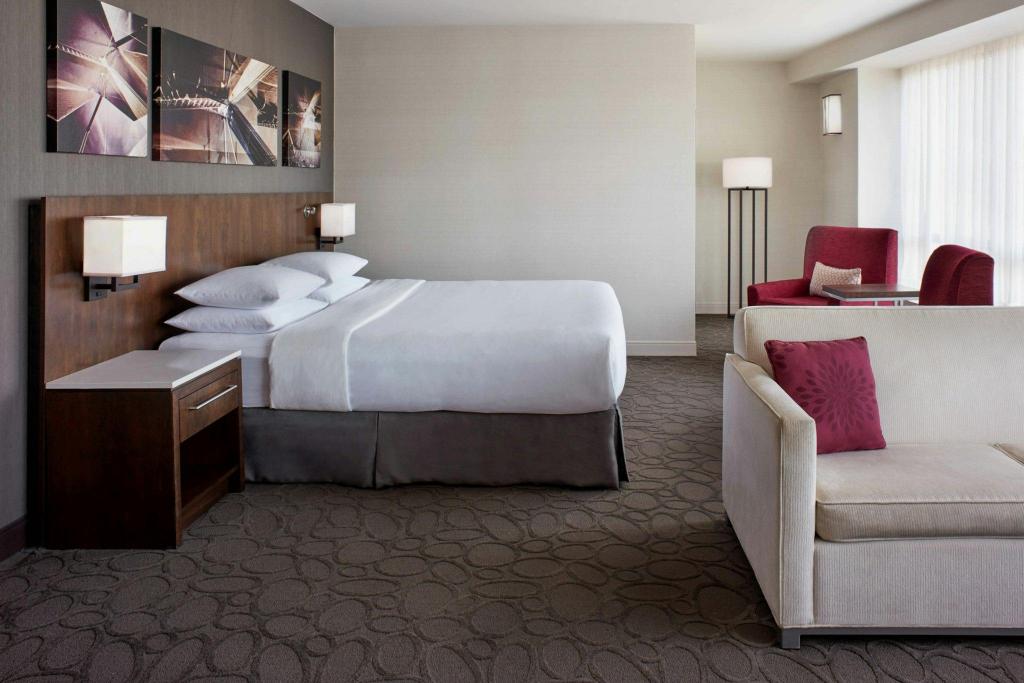 Ambassador, Suite, King Bed, Club Lounge Access