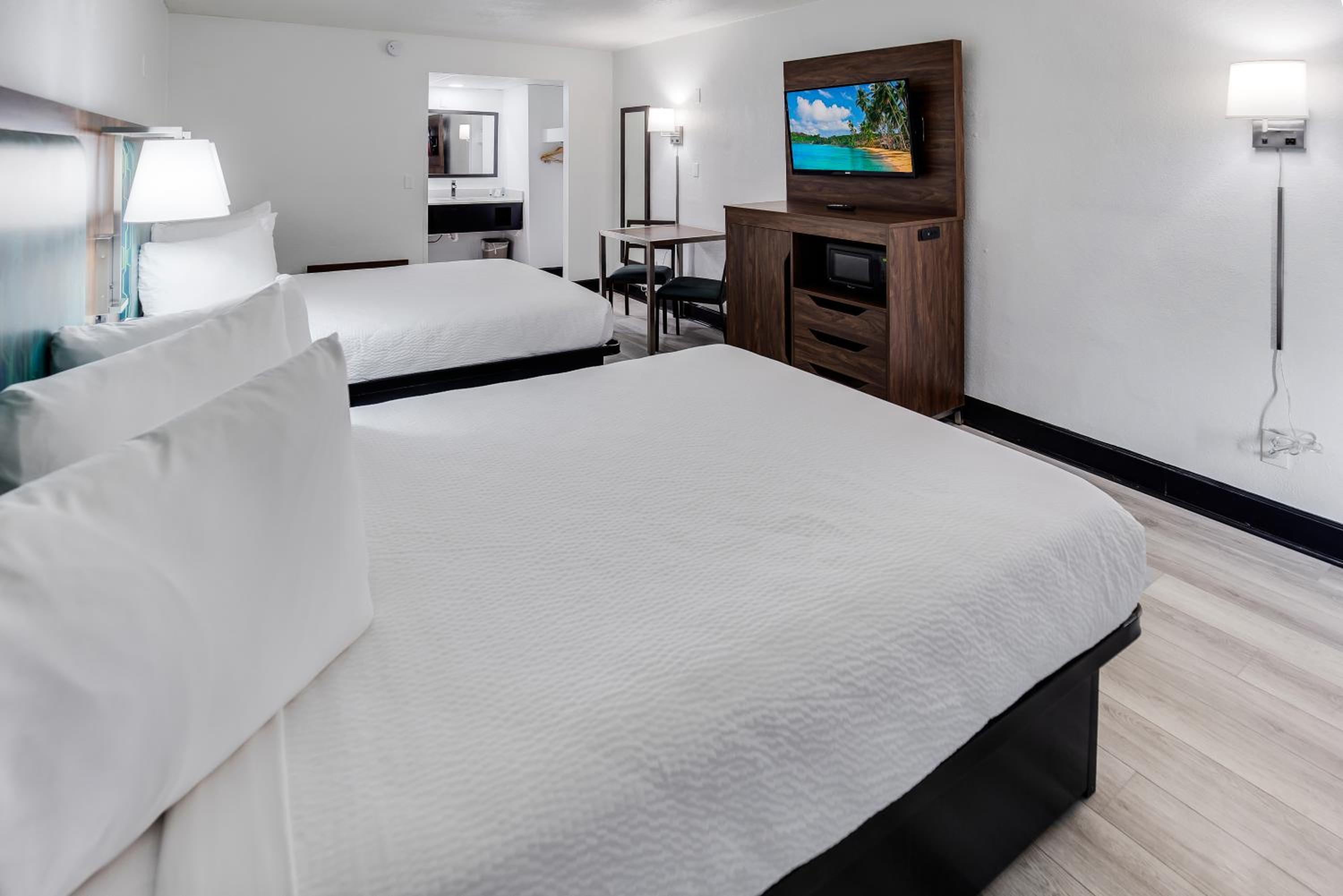 Standard, 2 Queen Beds, Murphy Bed, Murphy 3/5