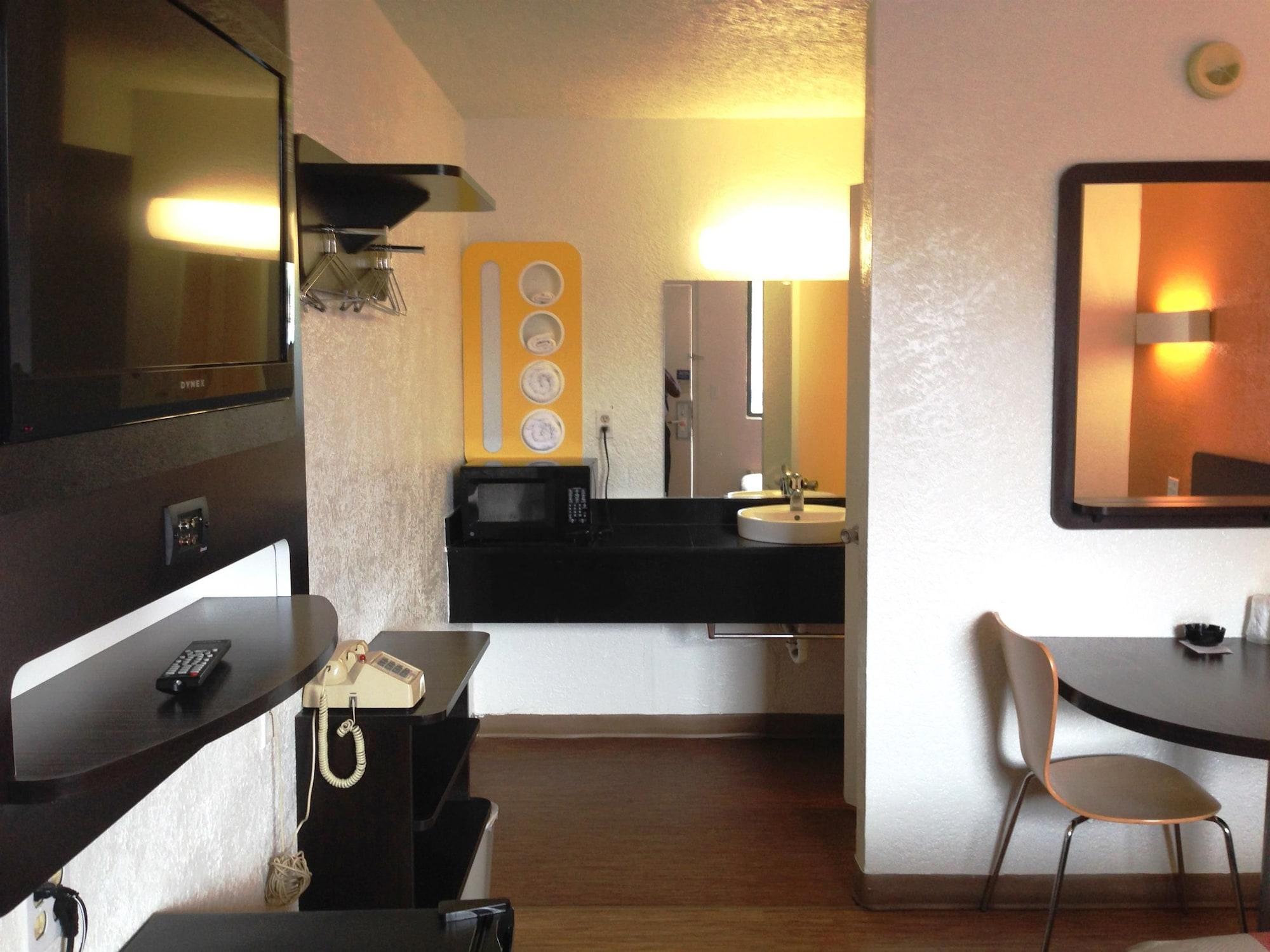 Economy Hotel Plus (ex Motel 6 Oklahoma City North Frontier City) 31/31