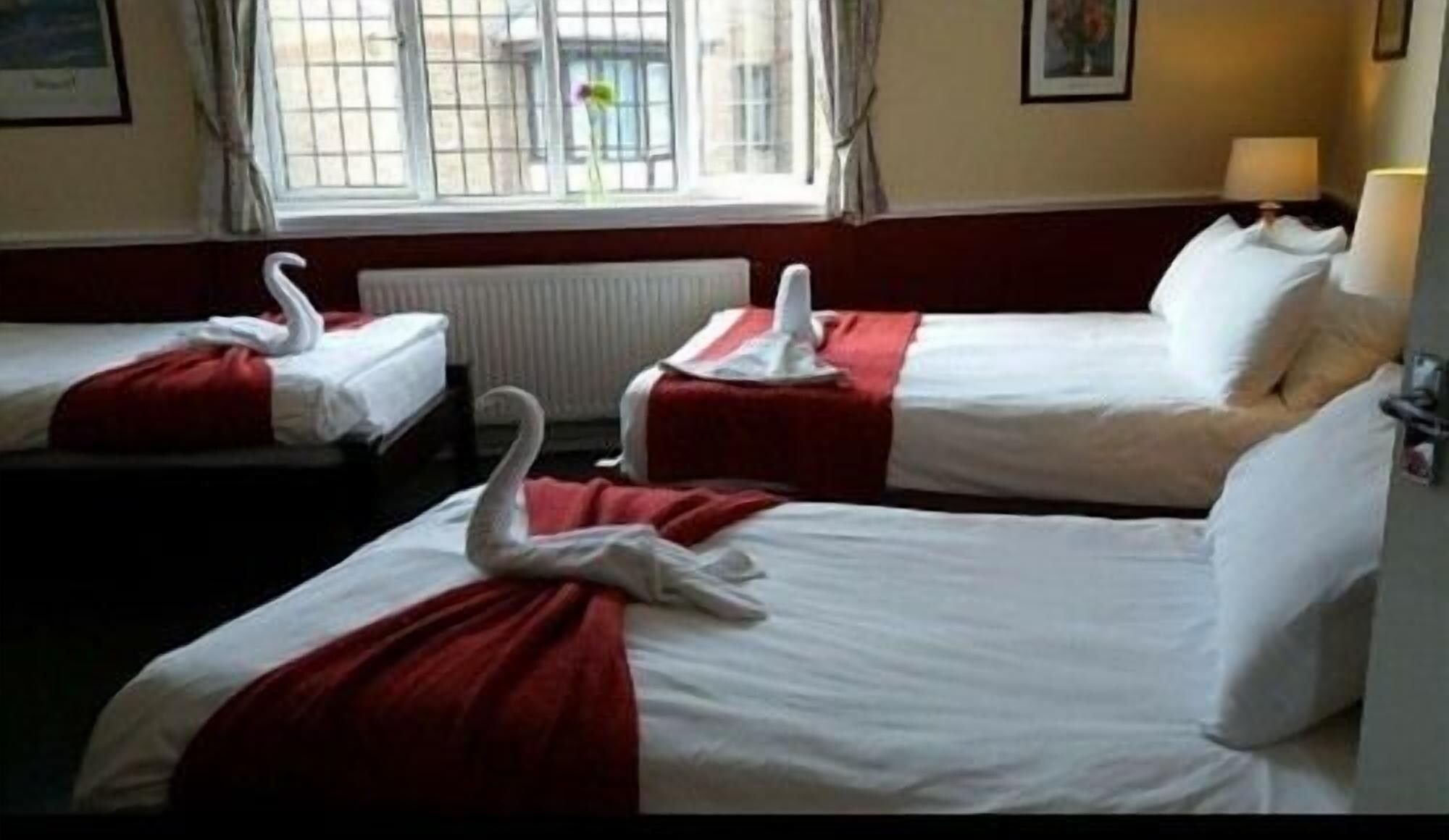 ROOM, TRIPLE, PRIVATE BATHROOM