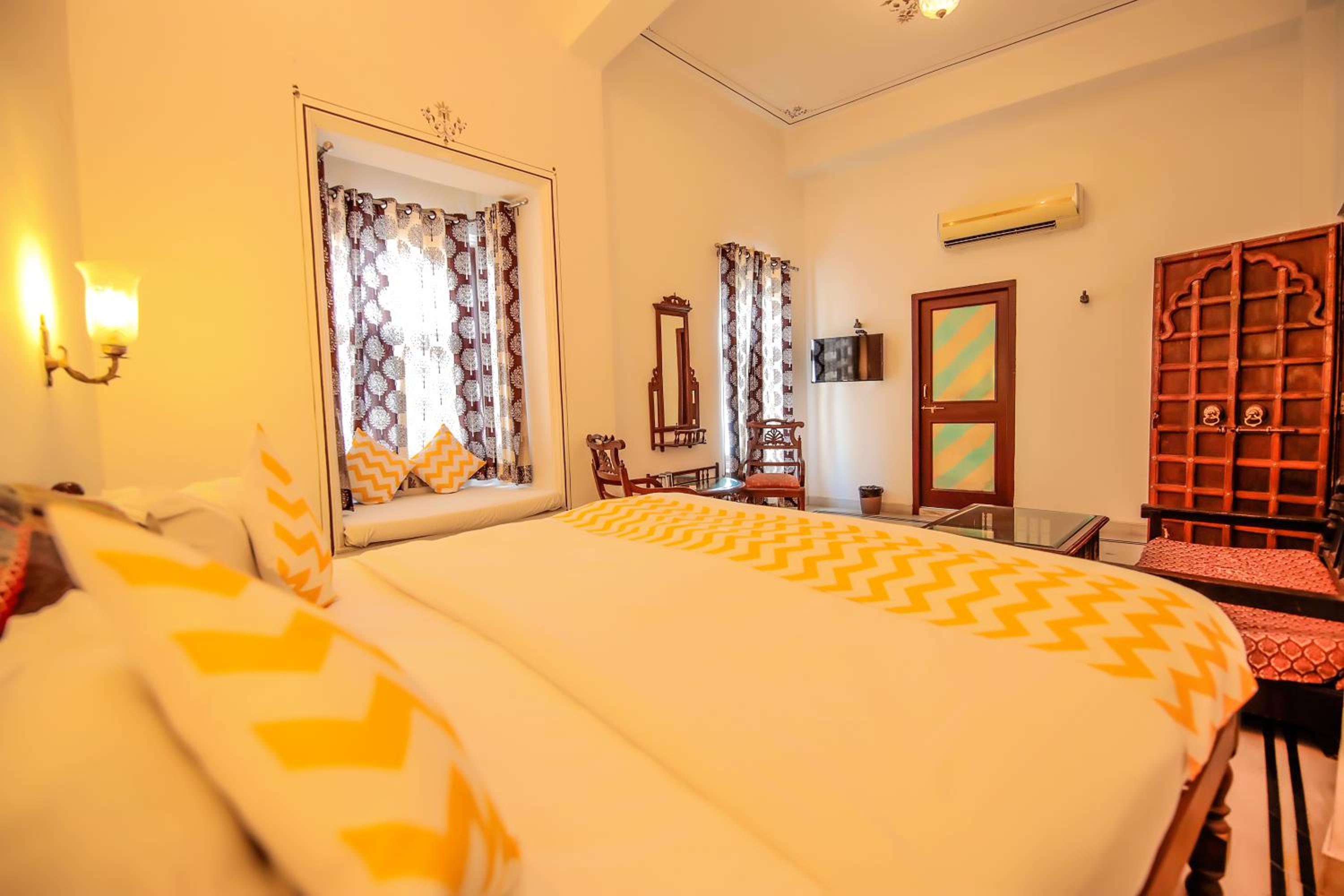 Room, Single Bed, Partial Lake View