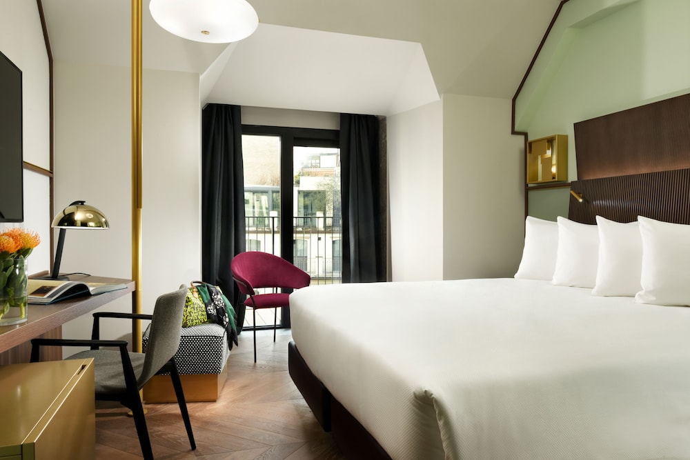 PREMIUM, DOUBLE BED, CITY VIEW