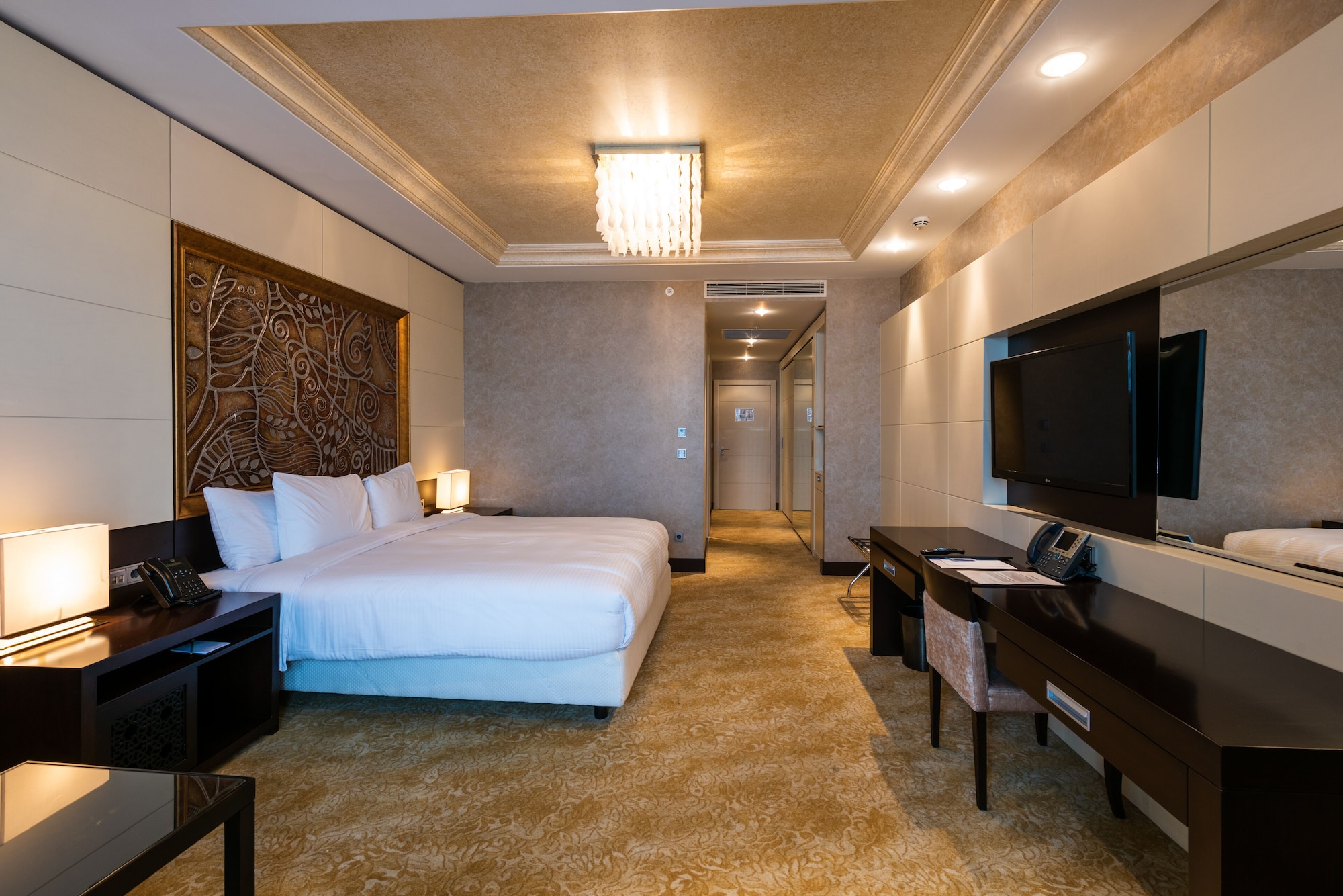 Junior Suite, King Bed, Plaza View