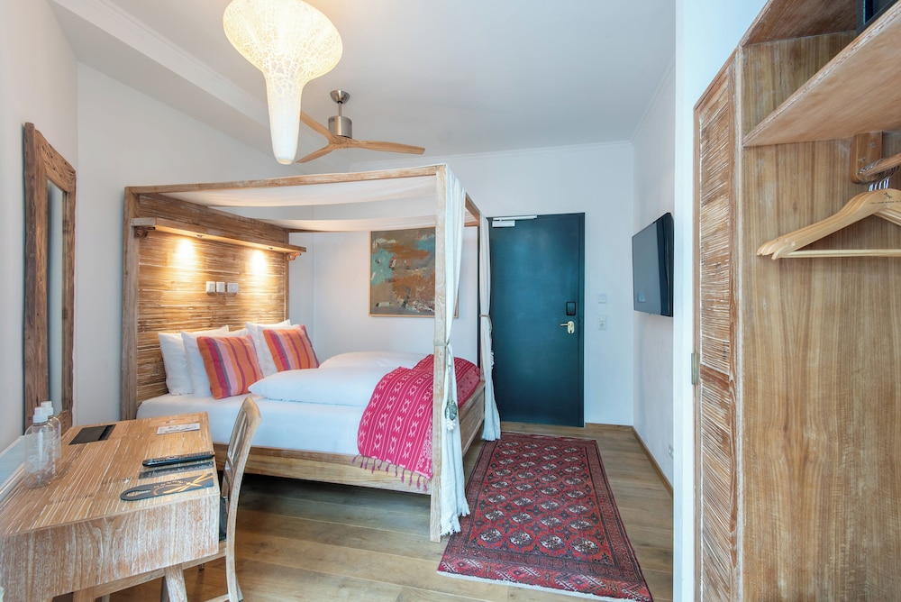 ROOM, QUEEN BED