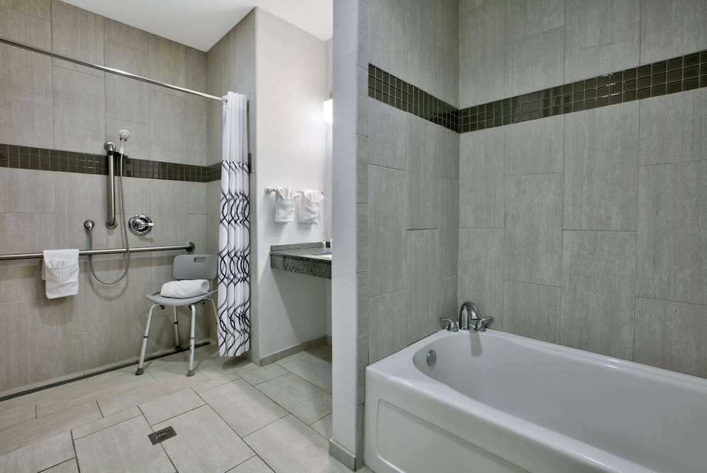 La Quinta Inn and Suites by Wyndham Lubbock Southwest 60/63