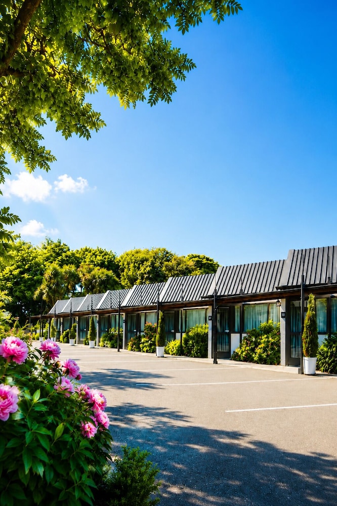 Gothic Heights Motel 4/54