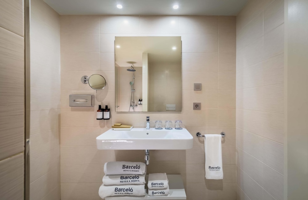 غرفة عائلية بسريرين منفصلين مع أريكة، Barcelo Nervion 6/7