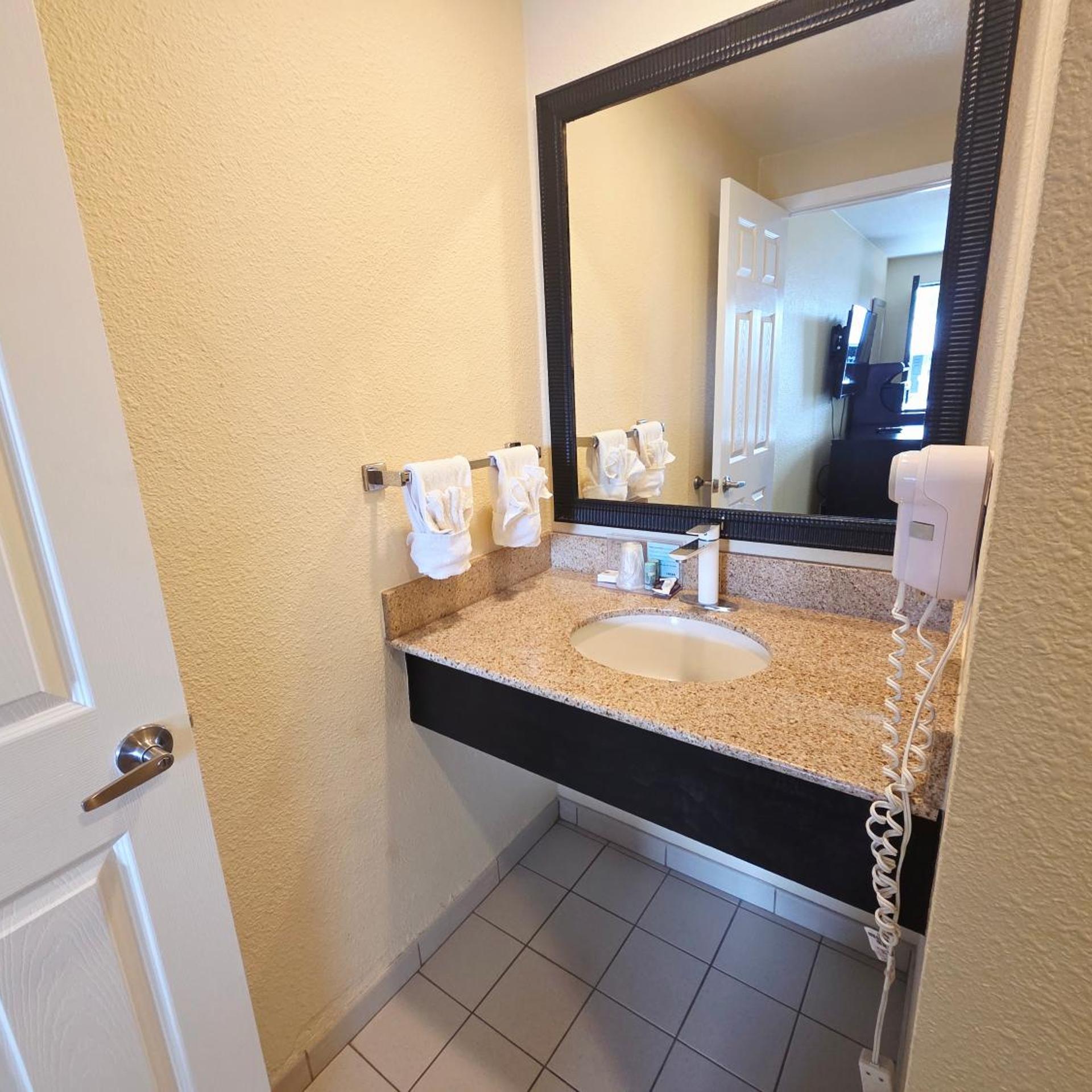 Oregon Trail Inn and Suites 48/50