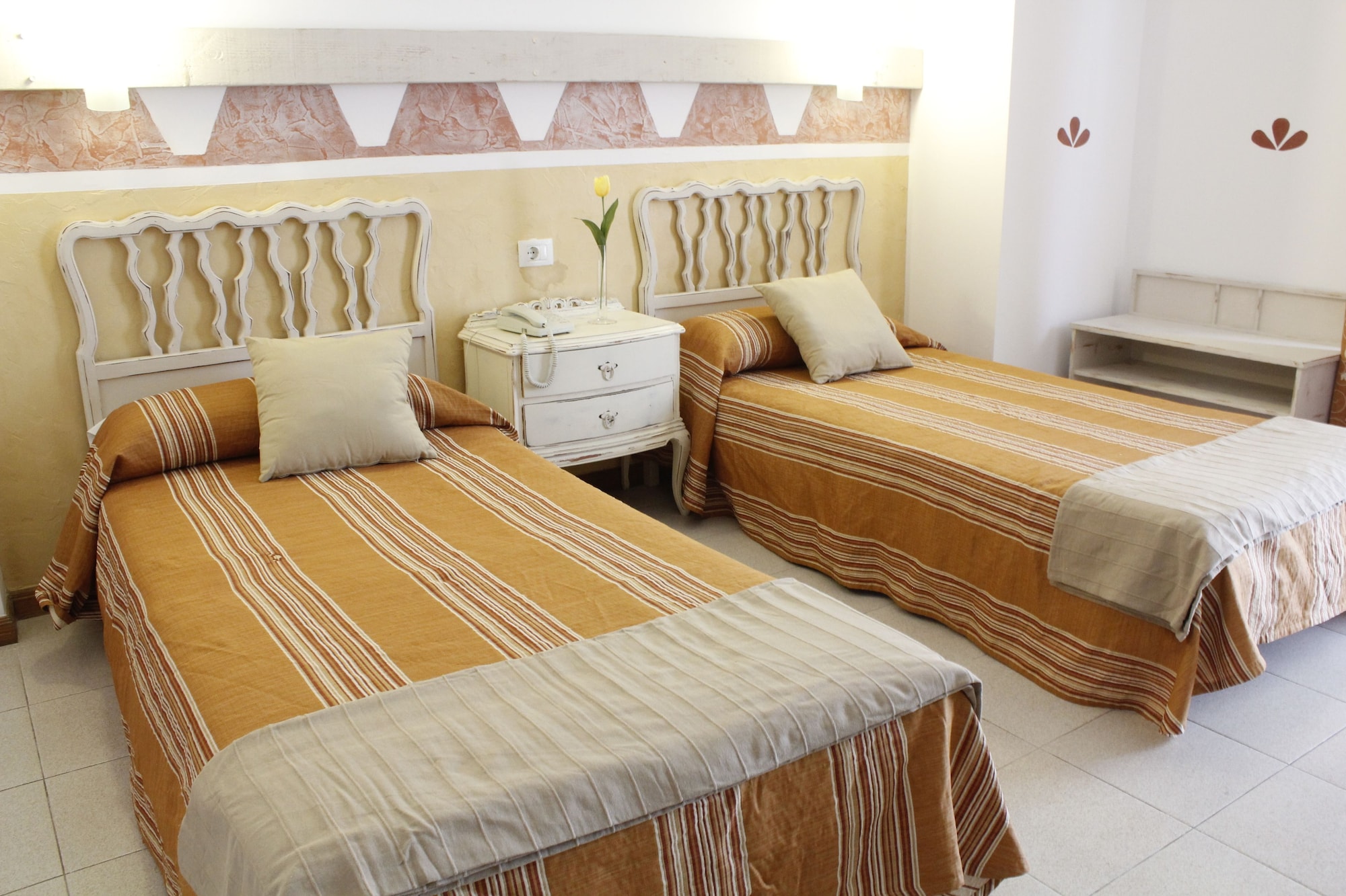 ROOM, DOUBLE OR TWIN BED