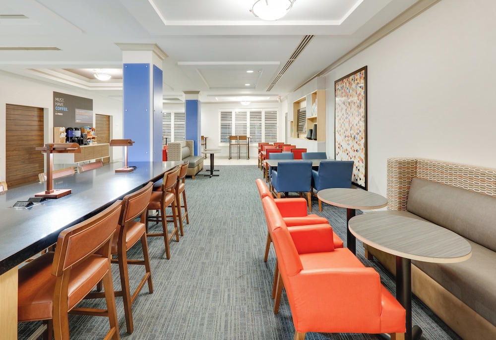 Holiday Inn Express Suites Dublin 29/34