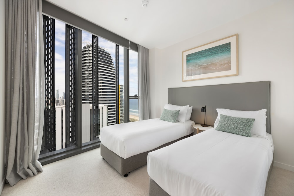 غرفة بسرير كينج وسريرين منفصلين بغرفتي نوم، ULTIQA Signature at Broadbeach 2/5