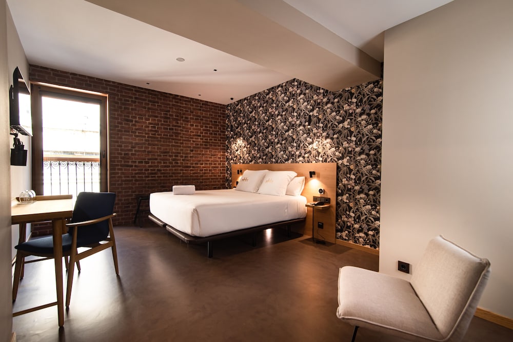 DELUXE, DOUBLE OR TWIN BED, BALCONY
