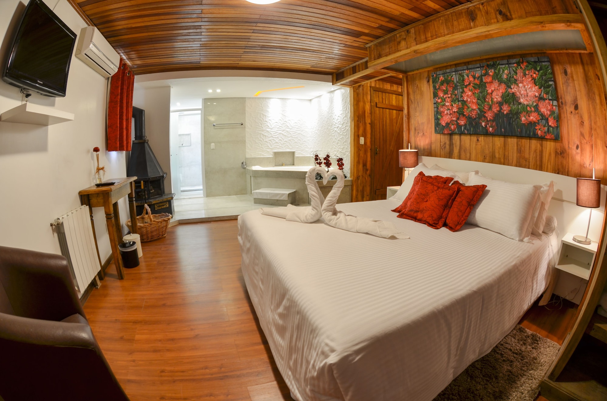DELUXE, SUITE, HOT TUB